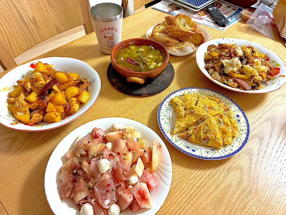 シーフードアヒージョ、ベーコンとインゲンのオープンオムレツ、スパムと玉子と野菜のオイスターソース炒め、チキンとじゃがいもの辛味炒め、生ハムと桃とモッツァレラのバルサミコマリネ。|くろーぶやんさん