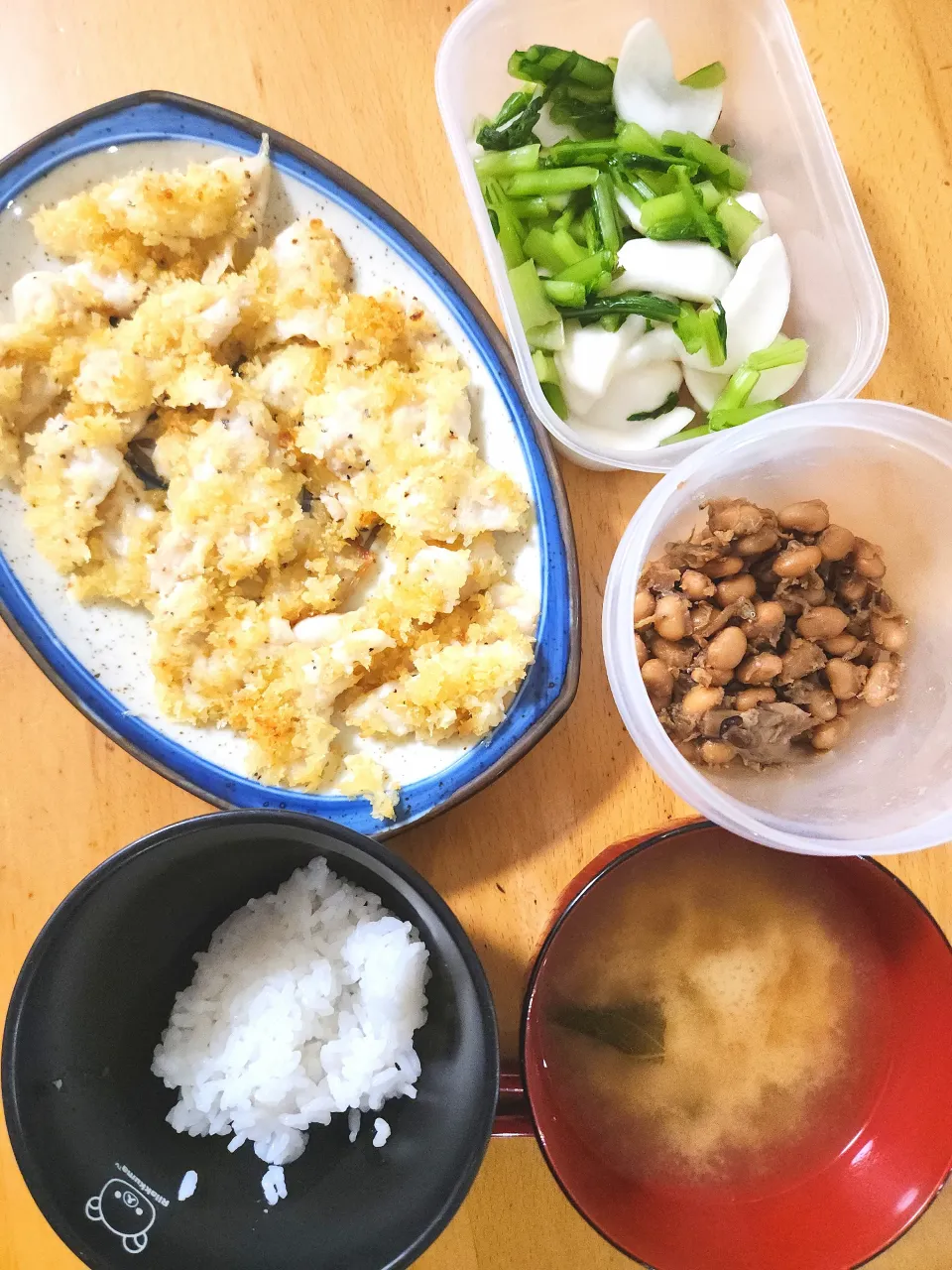 白身魚のバーブパン粉焼き、大豆としめじの甘辛炒め、小松菜としめじの味噌汁、かぶの漬物|さきさん