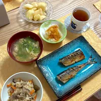 さんま、キノコ炊き込みご飯、レタス卵スープ、洋梨|ちぃさん