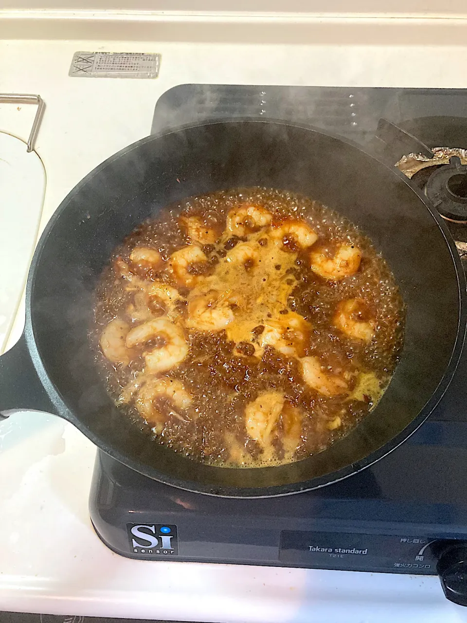 水を加えてコトコト煮込みます。味に深みを出すため顆粒ガラスープも加えます（実況中継中）|なびさん