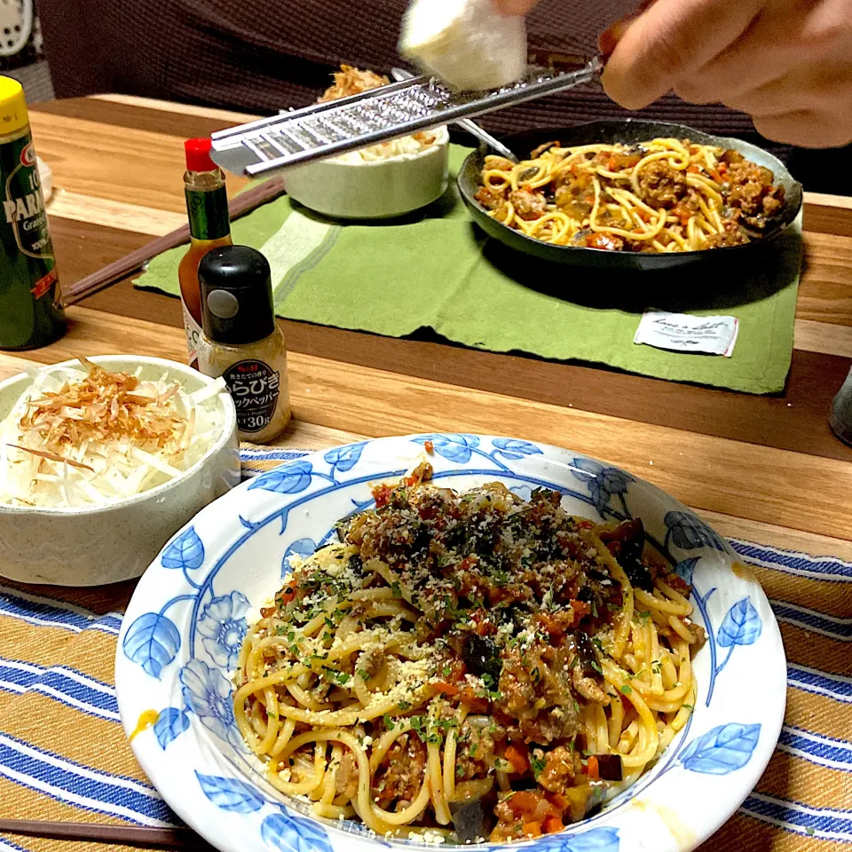 お夕飯　大根サラダとミートと茄子のボロネーゼ風パスタ🍝|renharuruさん