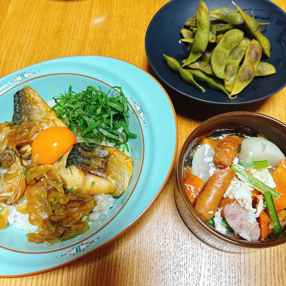 かぶ、にんじん、シャウエッセンのポトフ
鯖の蒲焼き丼
そして、今年最後の枝豆は黒枝豆🫛|naoさん