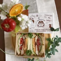 10/25❤︎甘辛ささみカツとたまごオムレツわんぱくサンド🥪🌱　　
（自分用）
朝から雨降り☔寒いですね

＊ 銀座に志かわ生食パン
＊ 甘辛ささみカツ
＊ たまごオムレツ
＊ フリルレタス･キャベツ.プチトマト🍅
＊ 私弁当|Makinsさん