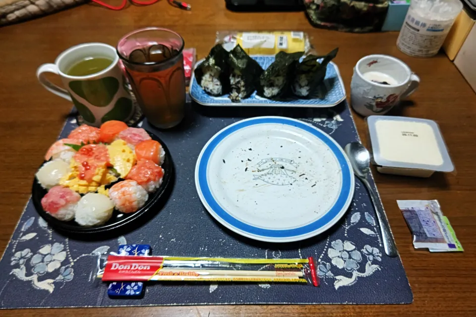梅にぎり、絹豆腐、熱い日本茶、六条麦茶、練乳&カシスジャムかけ手作り牛乳プリン、ハロウィン☆手まり寿司、オギノパンのあげぱん、ホイップロールケーキ(夕飯)|enarinさん