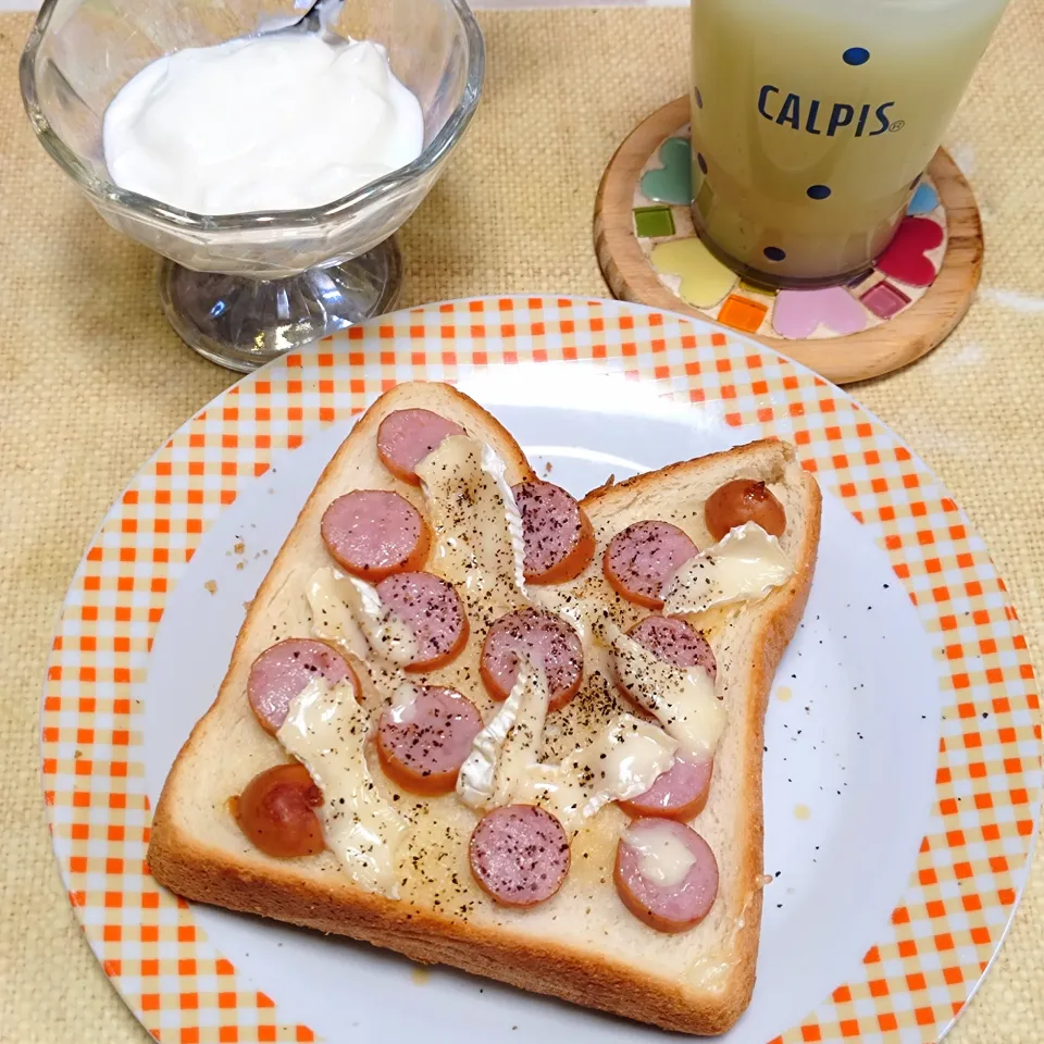 ウィンナーとカマンベールチーズと黒胡椒のトースト|うたかた。さん