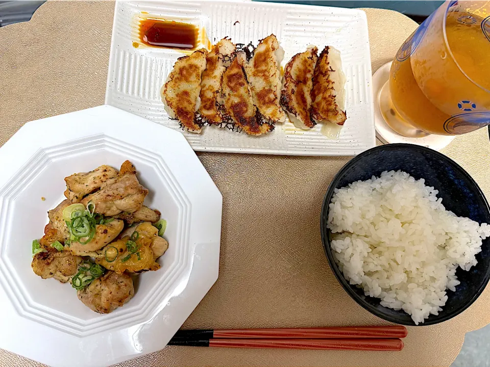 マジックソルトで鶏焼き🐓と餃子🥟|S h i z🦋さん