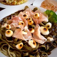 ハロウィン🎃目玉を贅沢に使ったイカスミのフェットチーネ〜脳みそを添えて〜|あやめもちもちさん