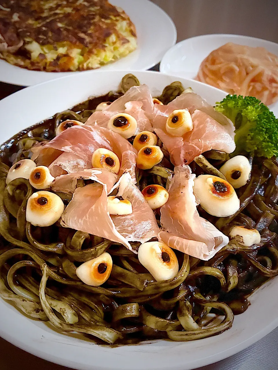 ハロウィン🎃目玉を贅沢に使ったイカスミのフェットチーネ〜脳みそを添えて〜|あやめもちもちさん