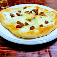 ピザ3種 〜 ❶クリームチーズとドライいちじくのピザ