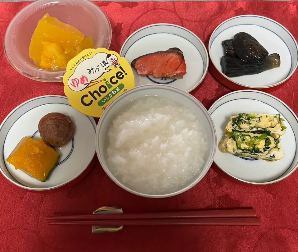 旦那さんが風邪をひきまして🤧私はうつされないように、違う部屋に避難🫢やっぱり新米で作ったおかいさんも、とーっても美味しい❣️久しぶりにみかんゼリーをタッパーで作りました😊茄の田舎煮と三つ葉の卵焼きとその他。|tamemitiさん