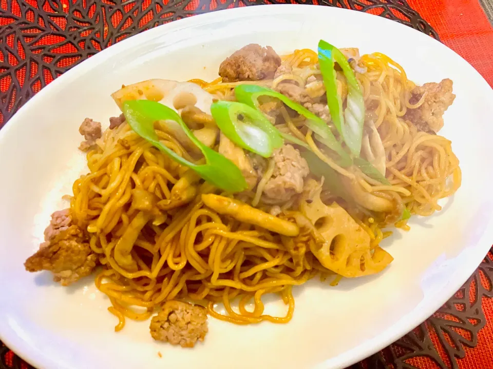 ✩.*˚ひき肉とれんこんの焼きそば|ゆきえもんさん