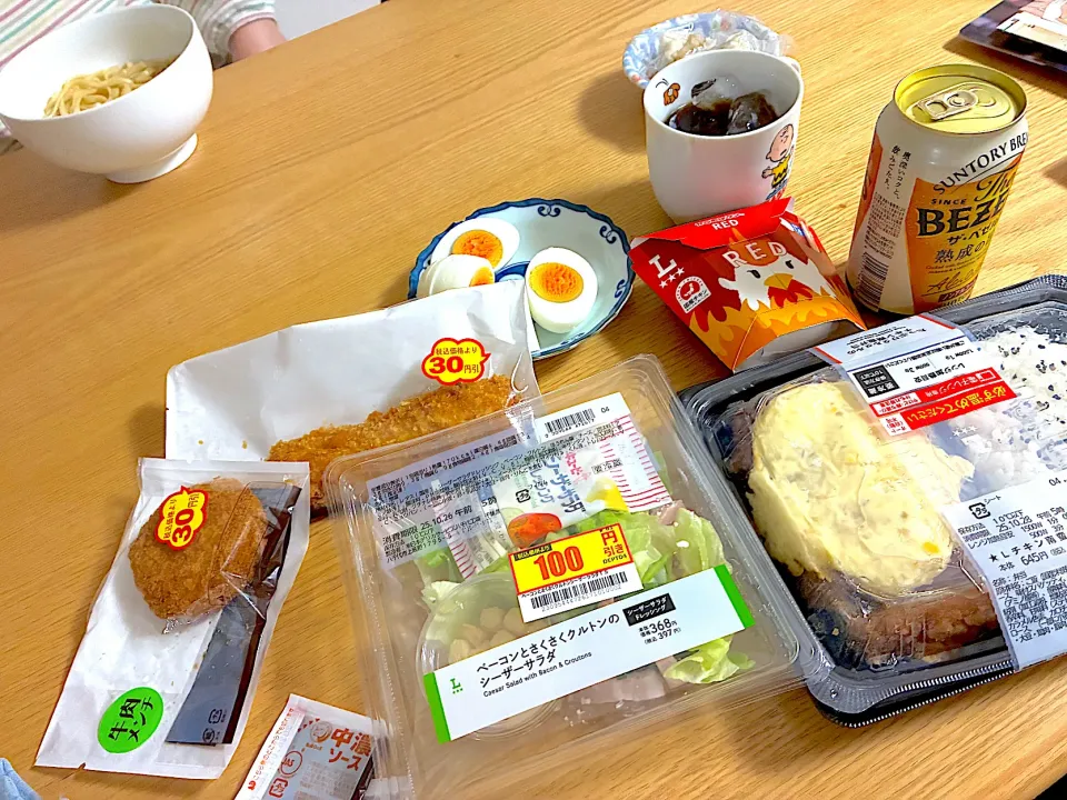 チキン南蛮弁当、ゆで玉子、イカフライ、メンチカツ、シーザーサラダ、からあげクンレッド。|くろーぶやんさん