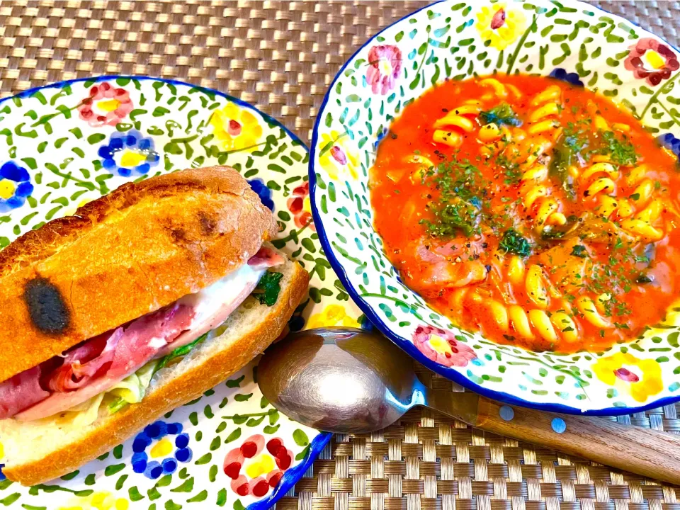 バゲットサンドウィッチ🥖とミネストローネの朝ごはん|KANAさん