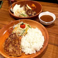 今日はびっくりドンキー。主人はガリバーバーグディッシュエッグトッピング。私はポテサラバケットディッシュいただきました〜！|renharuruさん