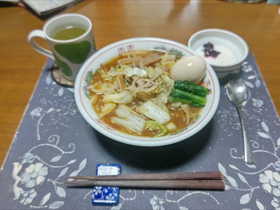 味噌ラーメン、熱い日本茶、カシスジャム入りヨーグルト(昼飯)|enarinさん