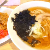 【価格改訂】
【TRYラーメン大賞2019 - 2020 
新人賞 にぼし部門1位】 
新潟中華そば うめ川 
ラーチャン (煮干中華そばと半炒飯
のセット、1,380円) 
＋岩海苔 (うめ川Tシャツ着用で
無料、別皿)
@板橋区役所前5分 
(JR板橋駅から徒歩20分) 
25287
〈醤136塩46噌󠄀20タ10昆9出15
F16冷27混3つ3焼1ポ1〉
