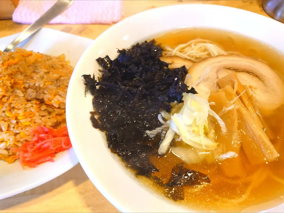 【価格改訂】
【TRYラーメン大賞2019 - 2020 
新人賞 にぼし部門1位】 
新潟中華そば うめ川 
ラーチャン (煮干中華そばと半炒飯
のセット、1,380円) 
＋岩海苔 (うめ川Tシャツ着用で
無料、別皿)
@板橋区役所前5分 
(JR板橋駅から徒歩20分) 
25287
〈醤136塩46噌󠄀20タ10昆9出15
F16冷27混3つ3焼1ポ1〉
|大脇さん