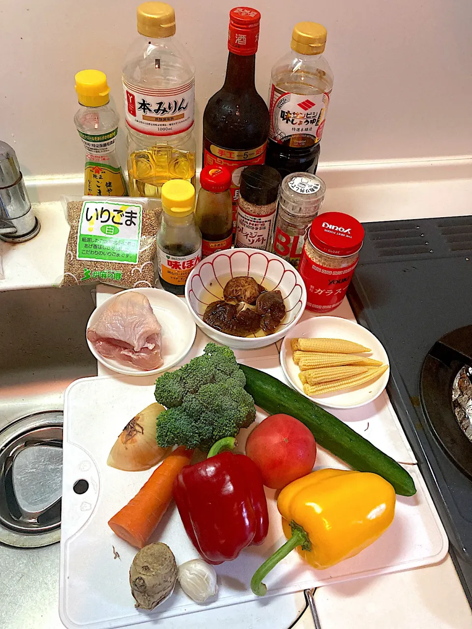 今日の晩ご飯は、鶏ももと彩り野菜のオイスター炒めとトマトときゅうりの中華サラダを作ります（実況中継開始）|なびさん