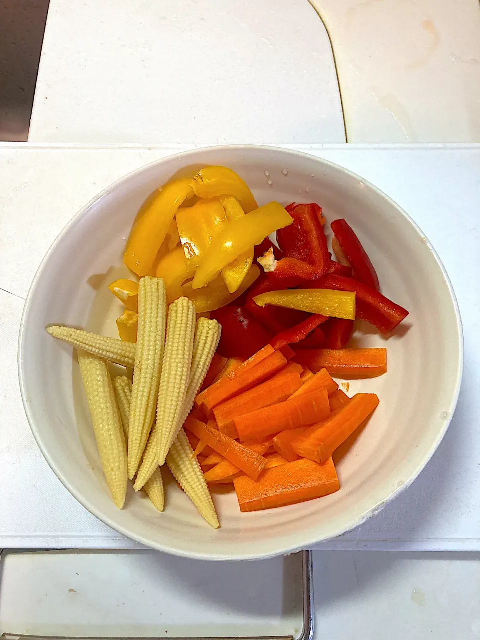 赤パプリカ、黄パプリカ、人参を切り、ヤングコーンも合わせます（実況中継中）|なびさん