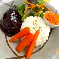 煮込みハンバーグ&人参のグラッセ🥕|たーたさん