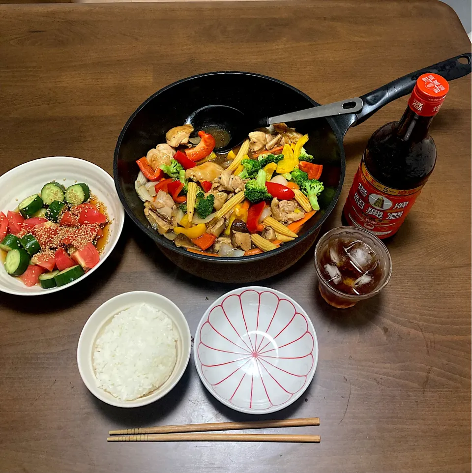 今日の晩ご飯　鶏ももと彩り野菜のオイスターソース炒めとトマトときゅうりの中華サラダ　いただきまーす😋（実況中継終了）|なびさん