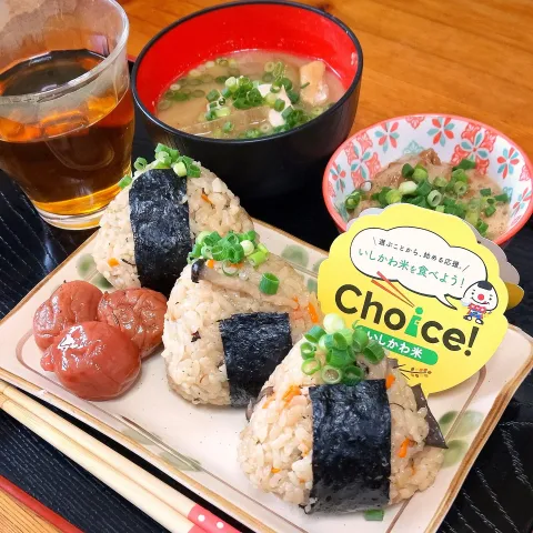 「コシヒカリ2kg」を使ってみたSnapdishの料理・レシピ写真:いしかわ米で霜降りひらたけ山菜炊き込みご飯のおむすび朝食🍙🌾🍄‍🟫