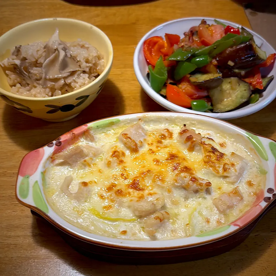 れんこんと鶏肉の味噌クリームグラタンと、なすとピーマンとトマトのにんにく炒めと、舞茸ご飯|もえさん