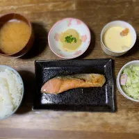 鮭の塩焼き・茶碗蒸し・冬瓜の煮物・コールスロー・味噌汁・ご飯|ちびろ菌さん