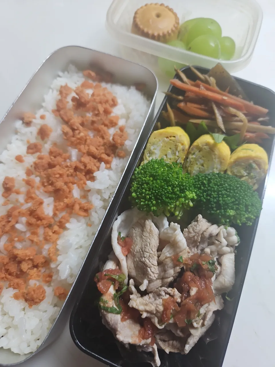 ☆高校生弁当☆鮭ごはん、金平牛蒡、シラス葱卵焼き、ブロッコリー、豚梅しゃぶ、月餅、マスカット|ｼｮｺﾗさん