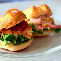 日曜の朝ごパン。米粉パンのミニバーガー