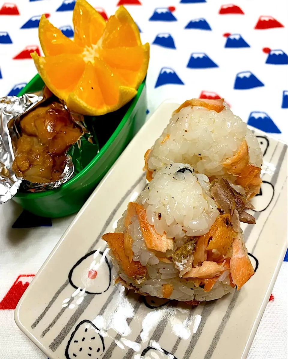 10/27鮭おにぎり弁当🍙|みっこちゃんさん