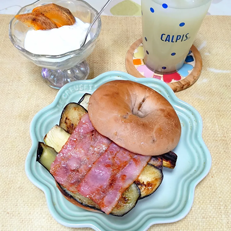 なすとベーコンのベーグルサンド|うたかた。さん