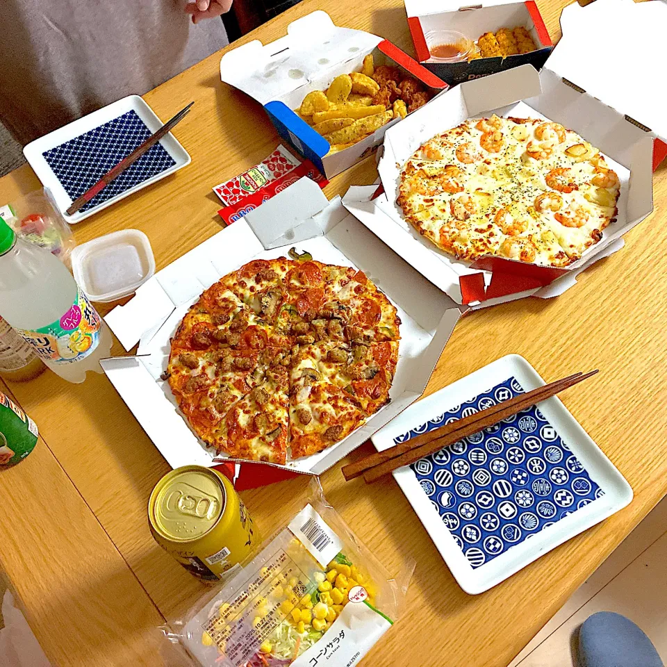 たっぷりドミノデラックス、ガーリックシュリンプ、パーティボックス、のび〜るチーズ棒、ミートソース、コーンサラダ、レモンドレッシングジュレ。|くろーぶやんさん