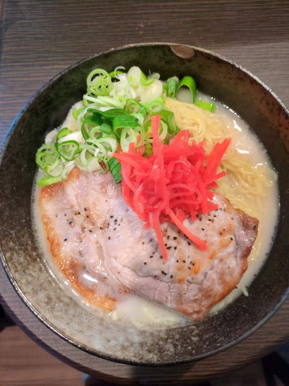 サクッと作って食べる休日のトンテキのせ豚骨ラーメン|ロギーさん