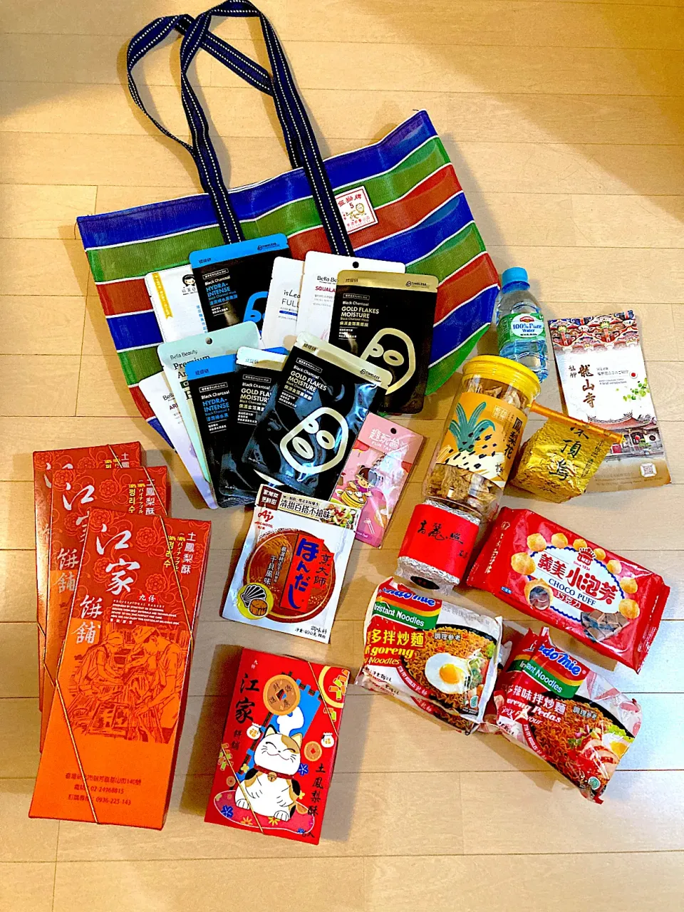 台湾土産いっぱい。お願いしてたお茶2種と、李製餅屋の100％パイナップル餡のパイナップルケーキがたくさん✨|さくたえさん