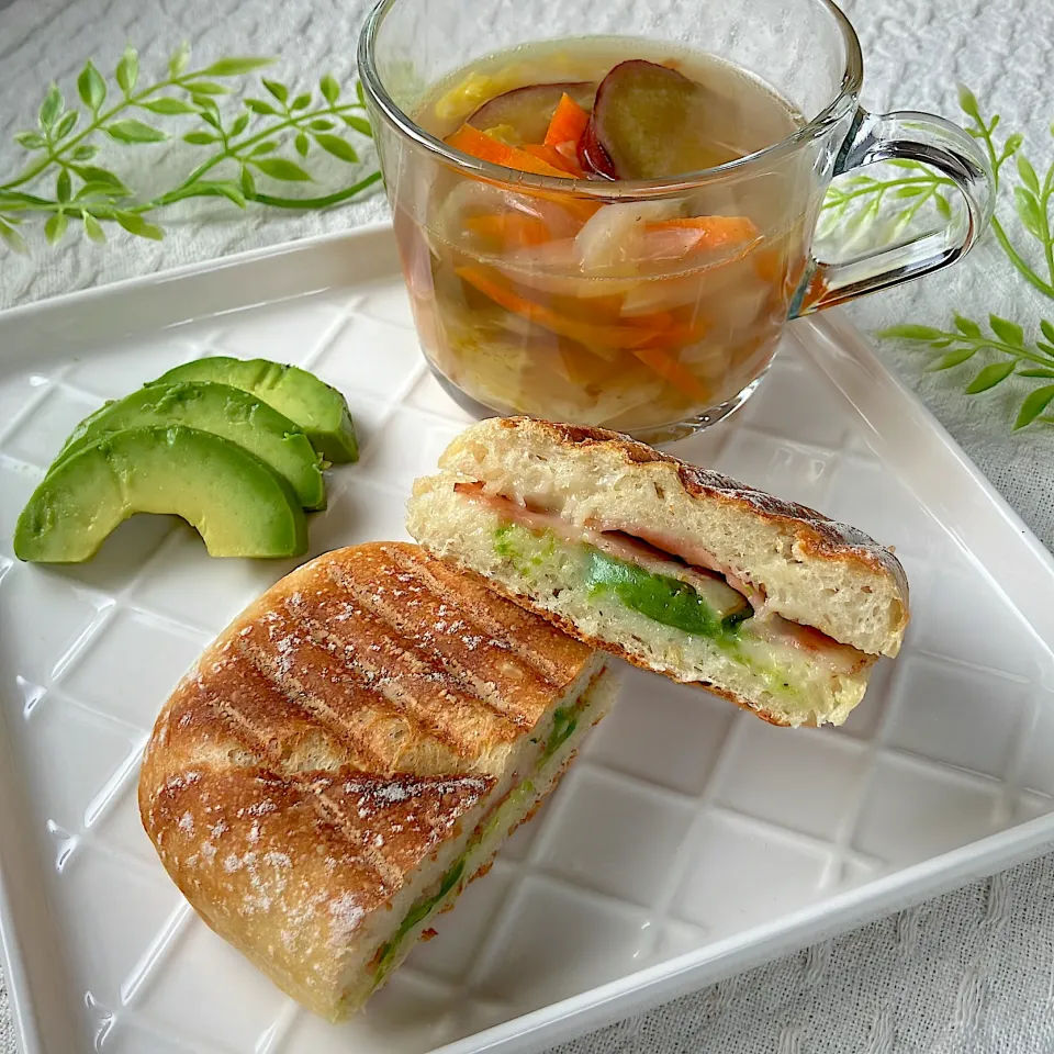 パニーニ(ベーコン&アボカド&チーズ)|紅茶とお菓子と時々ごはんさん