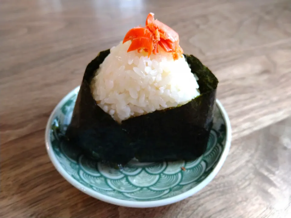 鮭おにぎり|古尾谷りかこさん