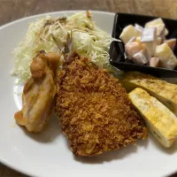 アジフライ・鶏のオーブン焼き・薩摩芋と柿のヨーグルトサラダ・ネギ入り卵焼き・味噌汁・ご飯|ちびろ菌さん