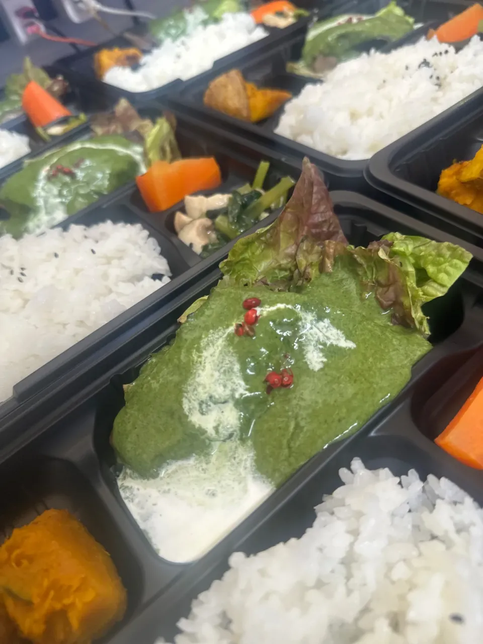 白身魚のソテー/ほうれん草クリームソース弁当|沖縄「ピロピロ」ライフさん