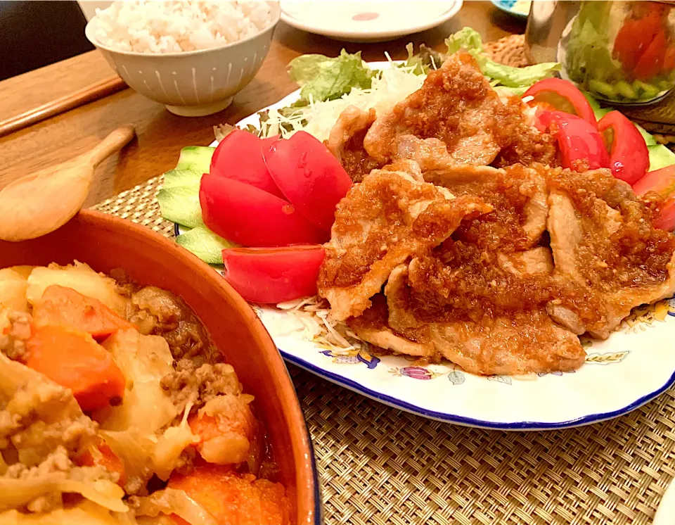 豚ロースのおろし玉ねぎソースとそぼろ肉じゃが😋|＊yurika＊さん