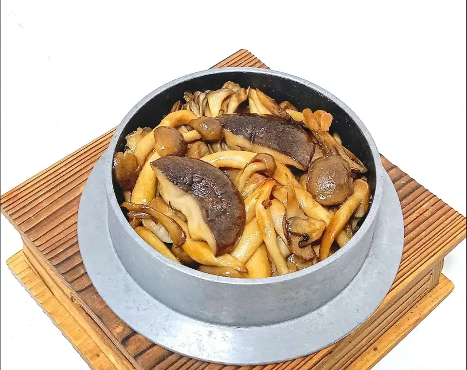 【秋の味覚🎯】茸🍄‍🟫たっぷり！４種のきのこ釜めし🤤|Falco*さん