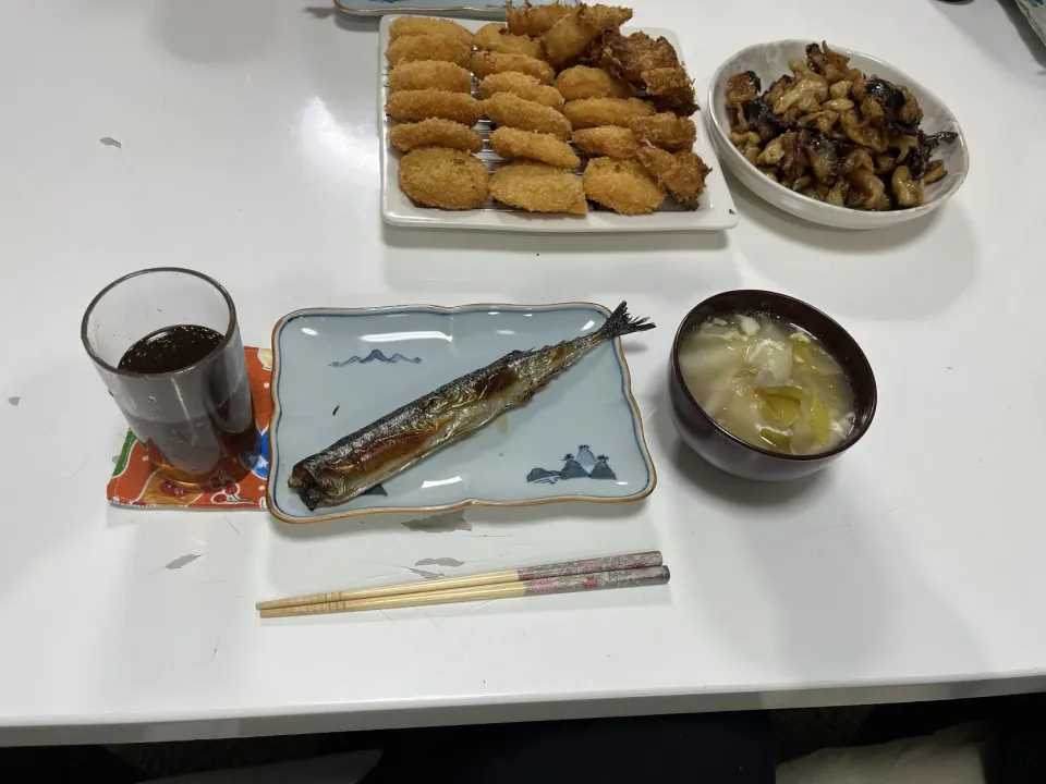 晩御飯☆トッポギのかき玉スープ☆えびカツとえびフライ☆鶏皮の塩ダレ焼き☆秋刀魚の塩焼き。日曜から発熱してた次男。校外学習が控えてたので、今日は朝から病院。結果インフルＡ。予防接種も予約すらまだだったので、慌てて取りました😭|Saharaさん