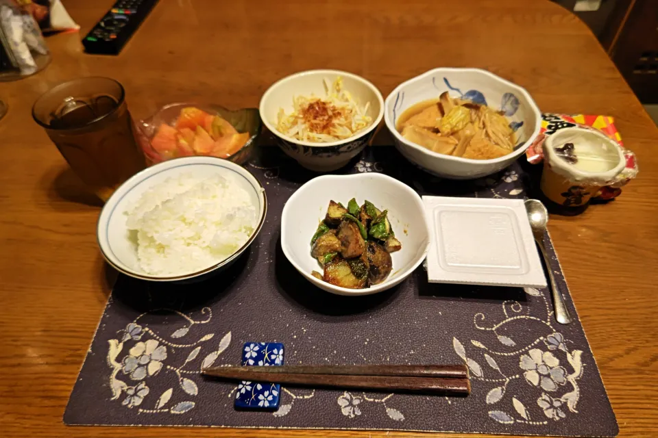 ご飯、なす味噌炒め、煮物、納豆、もやしのお浸し、トマト、六条麦茶、練乳&カシスジャム手作り牛乳プリン(夕飯)|enarinさん