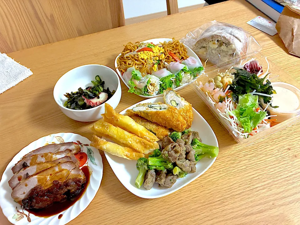 焼豚の豆鼓ソース、砂肝とブロッコリーのガーリックソテー、茄子の豚肉巻きフライ、えび入り生春巻き、パッタイ、たことわかめの酢の物、シーフードサラダ、胡桃入り全粒粉のパン|くろーぶやんさん