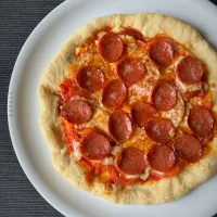 サラミとトマトのピザ🍕|アッチさん