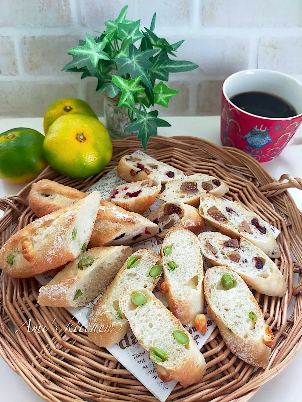 枝豆チーズとクランベリーイチジク胡桃のバゲット🥖😅❓|あみさん