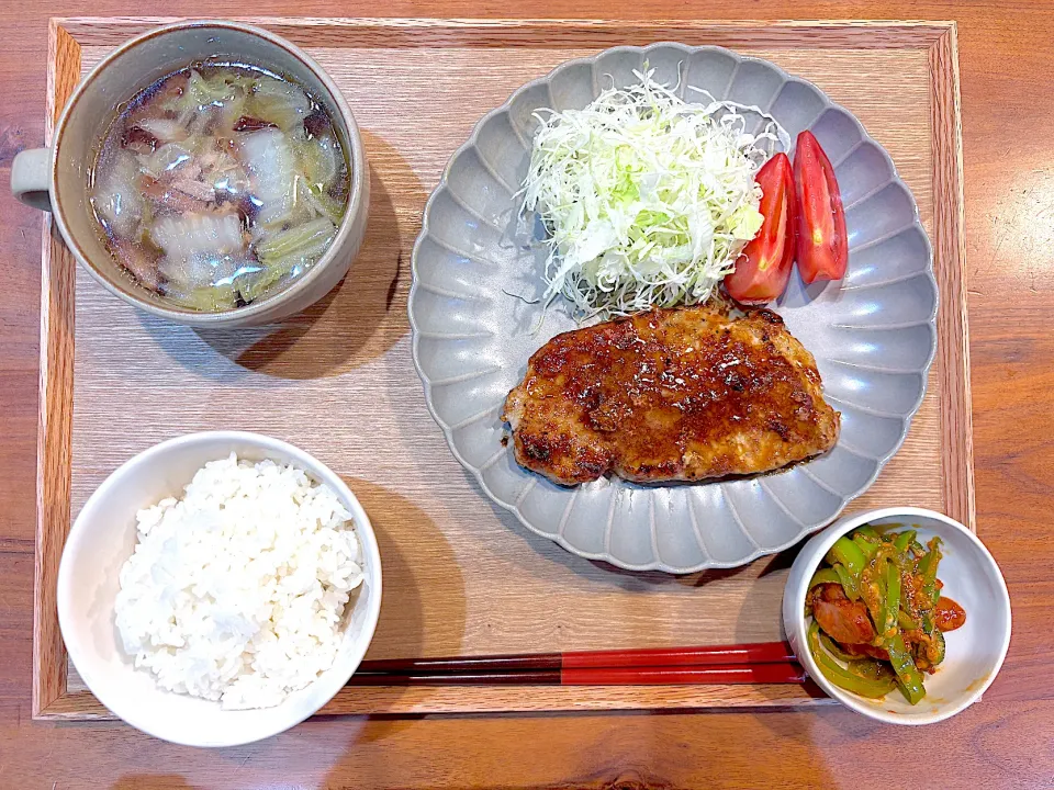 夜ご飯(ポークソテー、ピーマンとウインナーのケチャップ炒め、白菜ツナスープ)|cocomikaさん