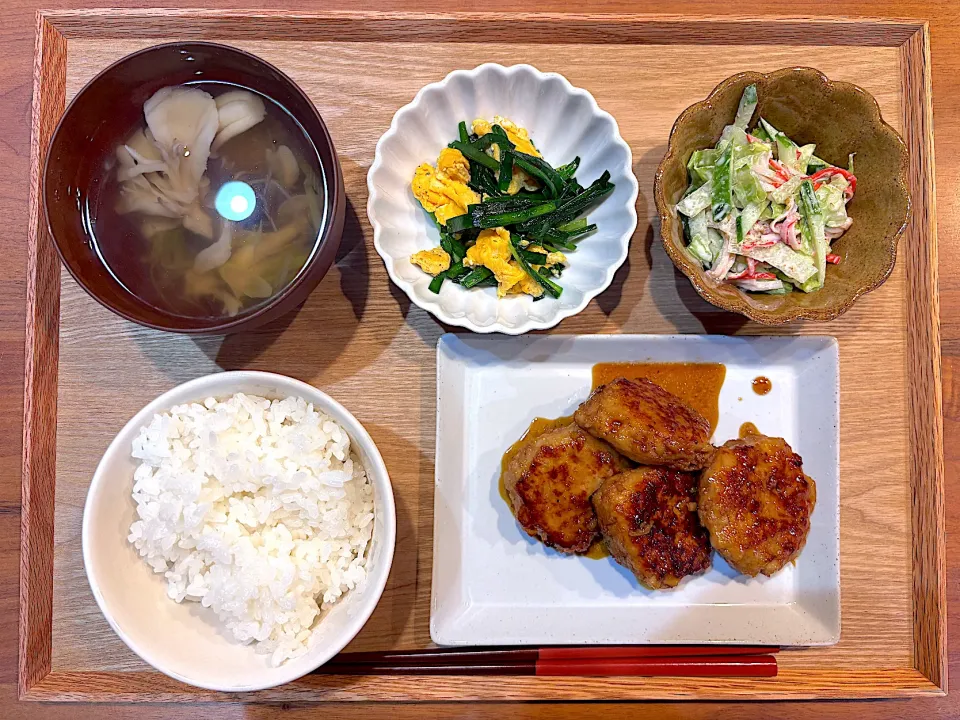 夜ご飯(れんこんつくねバーグ、ニラ玉、カニカマサラダ、舞茸スープ)|cocomikaさん