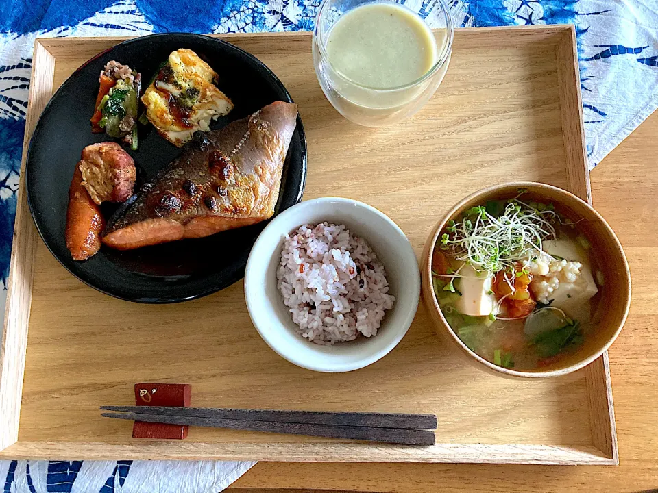 朝定食がチョコちゃんから貰った銀王(鮭)で豪華に💖|さくたえさん