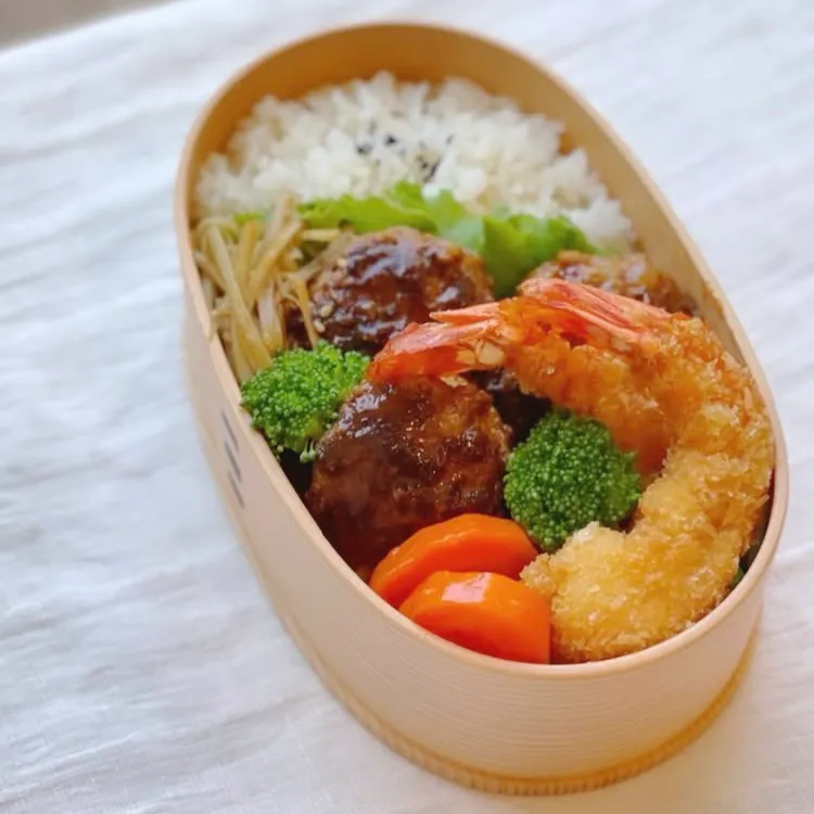 ハンバーグと海老フライの　　　　　　　　お弁当♡ ﾟ+｡:.ﾟ|ohanaさん